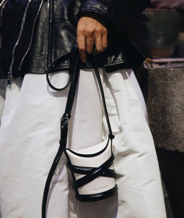 How to style the CURVE BAG of Alexander McQueen